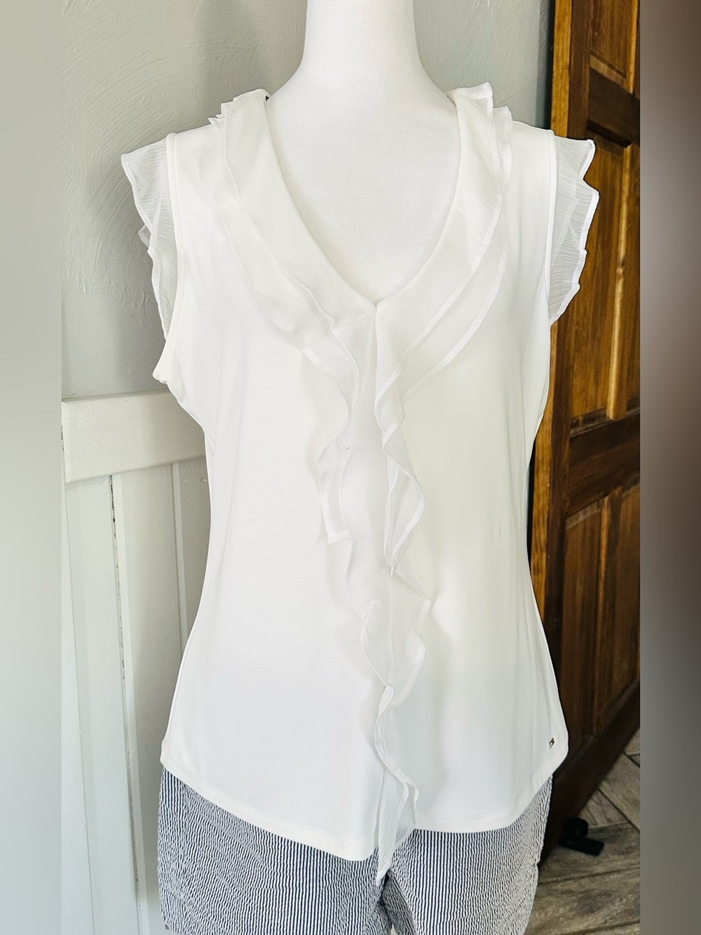 Tommy Hilfiger White Ruffle Sleeveless  Blouse Size L Career Chic Minimalist